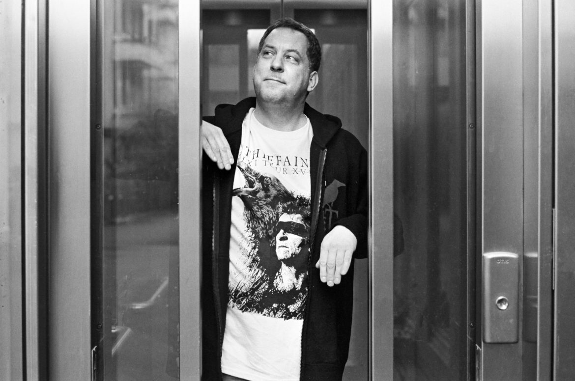 Philippe Soltermann dans son seul en scène «J'arriverai par l'ascenseur de 19h43». Photo: Mehdi Benkler