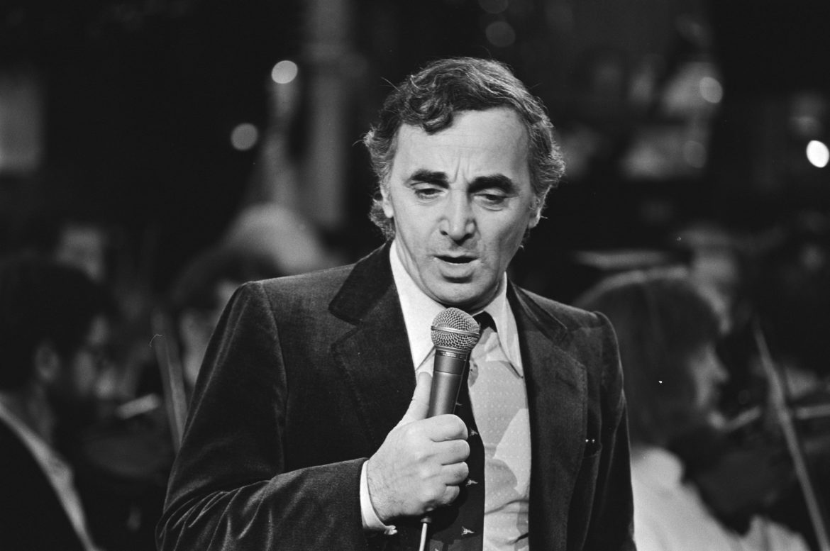 Charles Aznavour en 1980. Photo Rob Bogaerts / Anefo (via Wikimedia), sous CC0 1.0 Charles Aznavour en 1980. Photo Rob Bogaerts / Anefo (via Wikimedia), sous CC0 1.0
