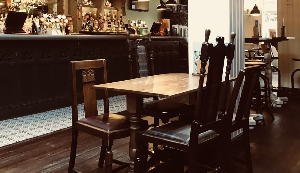 Les pubs de Londres et le bal des nazes