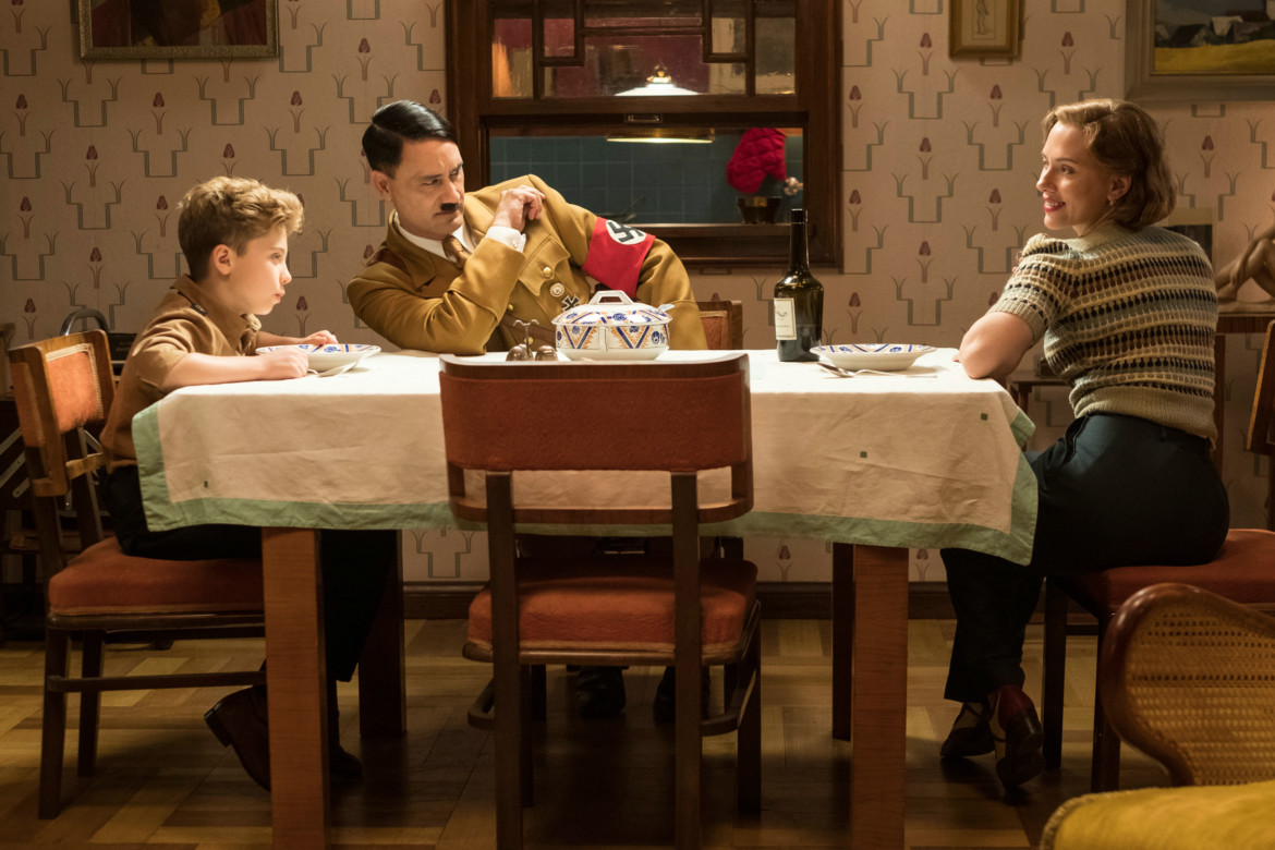 Jojo Rabbit – Szenen – ov – 01 Jojo (Roman Griffin Davis), Adolf (Taika Waititi), Rosie (Scarlett Johansson)