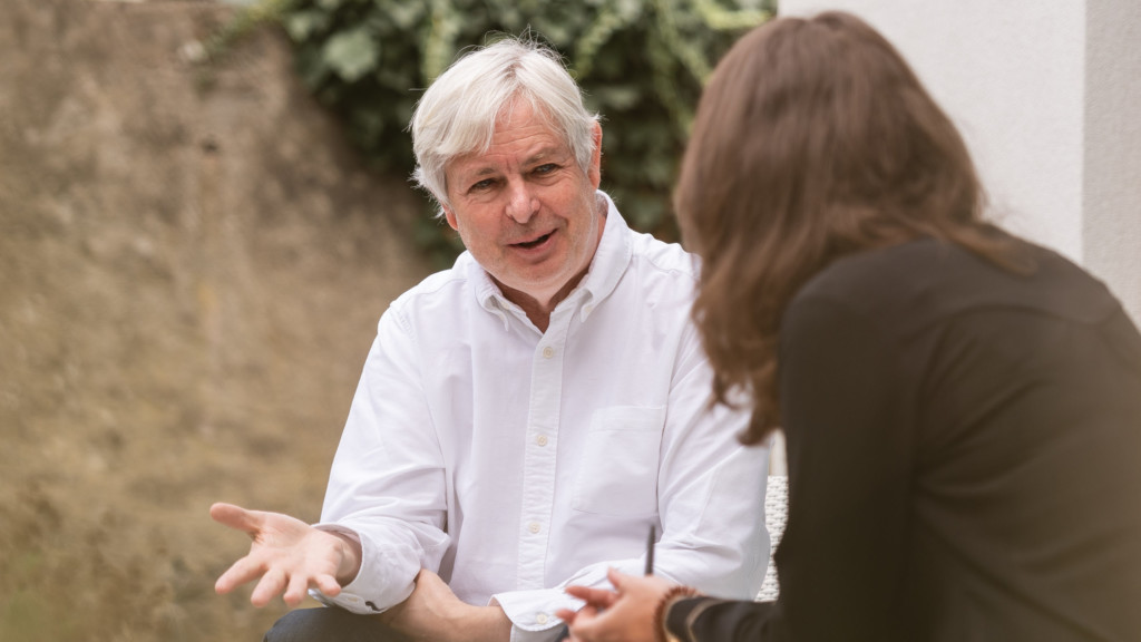 Jonathan Coe: «It's fascinating how anything can become political in no time»