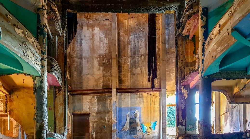 Le Grand théâtre de Beyrouth, inaccessible au public depuis la fin de la guerre civile ©️ Sophie Woeldgen Le Grand théâtre de Beyrouth, inaccessible au public depuis la fin de la guerre civile ©️ Sophie Woeldgen