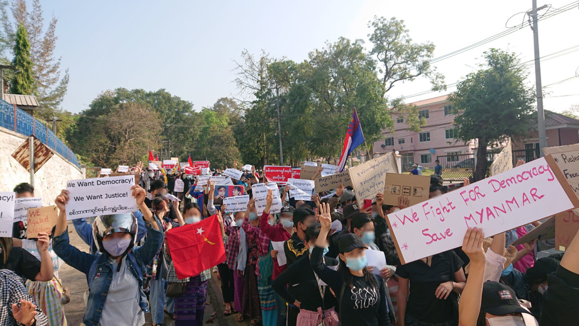Manifestation en Birmanie contre le coup d_Etat militaire (9 février 2021) © Wikimedia CC 4.0