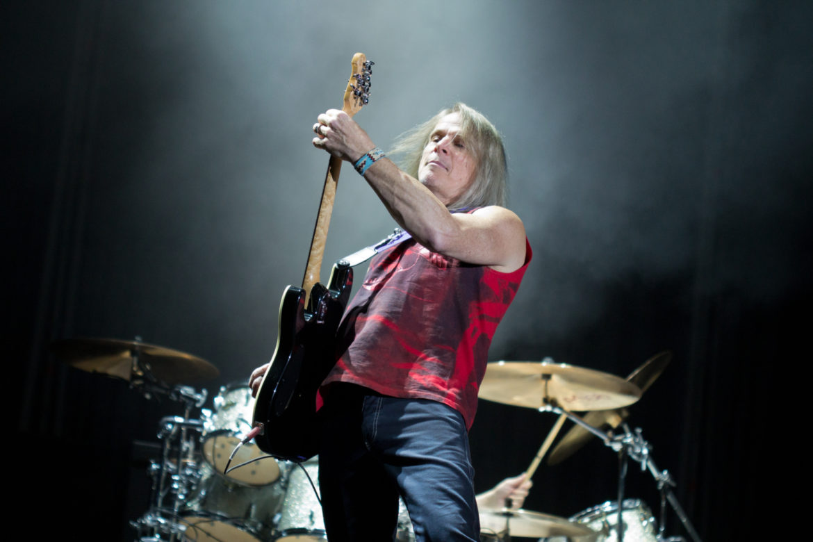 Steve Morse (de Deep Purple) en concert à Músicos en la naturaleza 2013 à Hoyos del Espino, Ávila, Espagne c Carlos Delgado ; CC-BY-SA steve morse deep purple