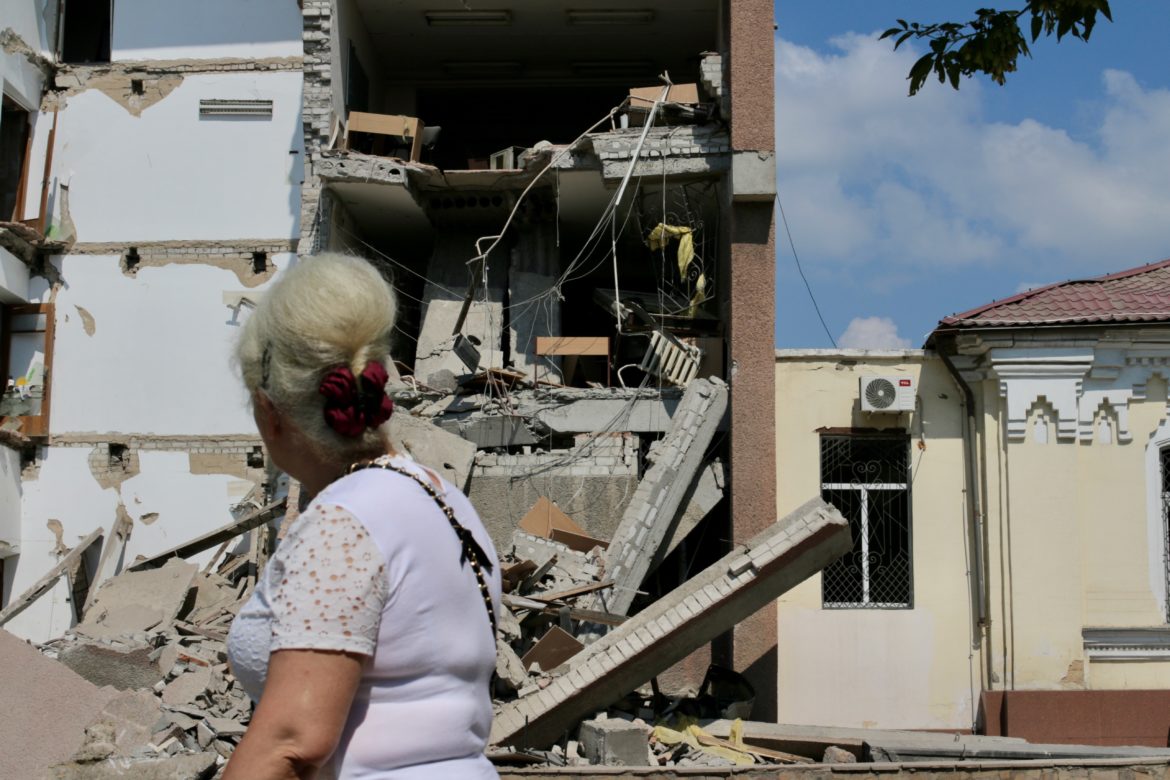 Une habitante du quartier passe devant l’Université nationale Petro Mohyla de la mer Noire le lendemain de sa destruction © Sophie Woeldgen