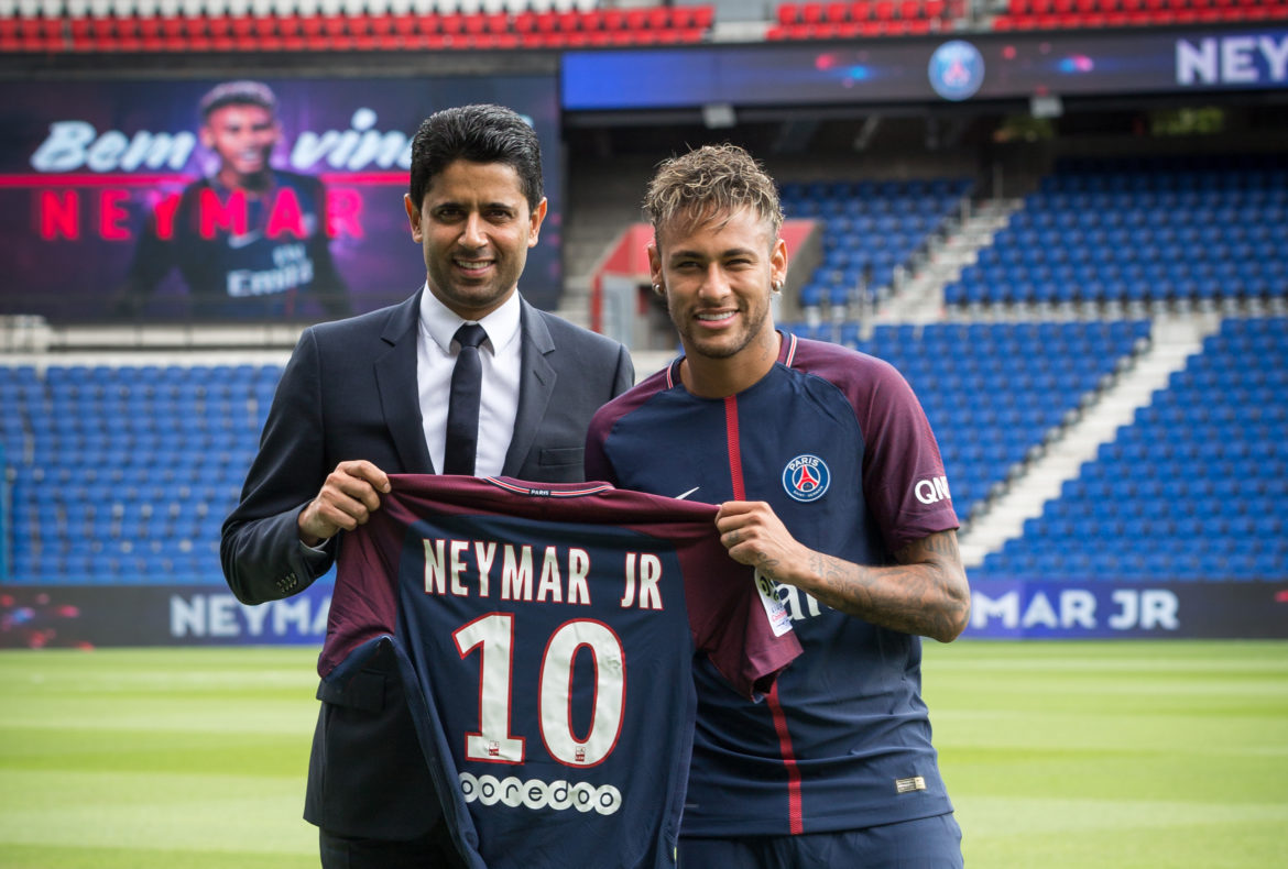 Le président du PSG Nasser al-Khelaïfi et le footballeur Neymar Jr. au Parc des Princes, en 2017 © Wikimedia Le président du PSG Nasser al-Khelaïfi et le footballeur Neymar Jr. au Parc des Princes, en 2017 © Wikimedia