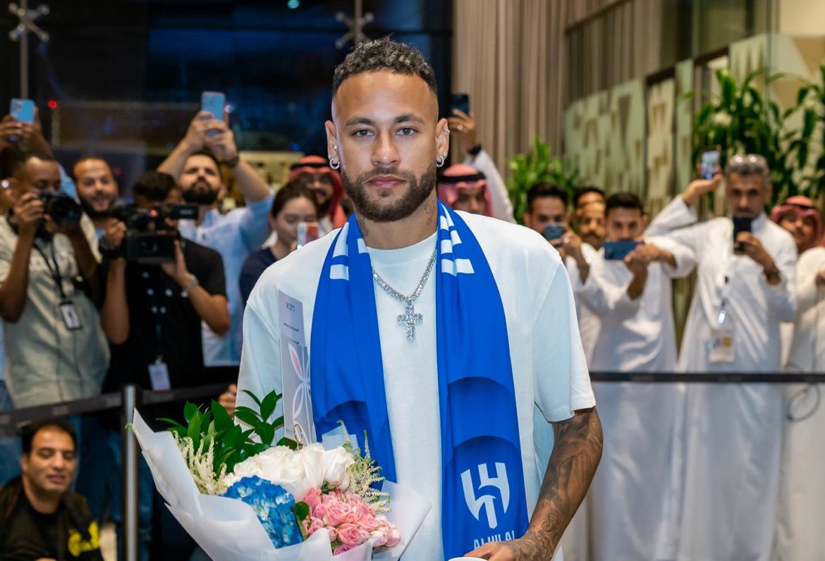 Neymar, lors de sa signature à Al Hilal en août, s’affichant avec une croix en pendentif. © Al Hilal Saudi Club / Facebook