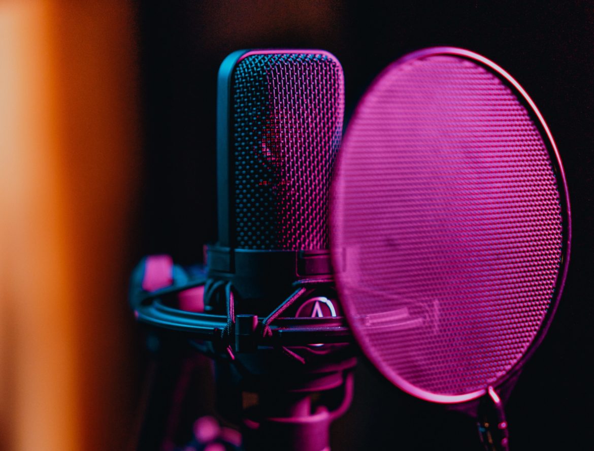 La Commission européenne a montré dans un rapport de 2020 que les plateformes de streaming pouvaient biaiser les recommandations en faveur des artistes les plus rentables. © Pexels