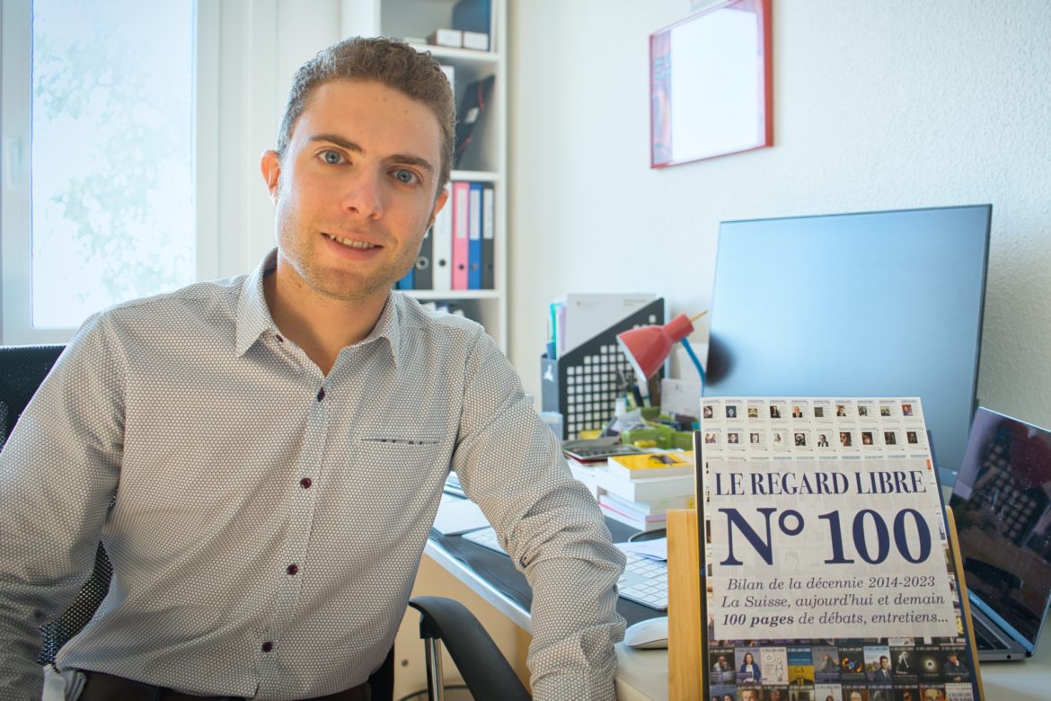 Le Regard Libre fête son 100e numéro (ici Jonas Follonier, fondateur et rédacteur en chef du mensuel, dans son bureau) © Daniel Wittmer