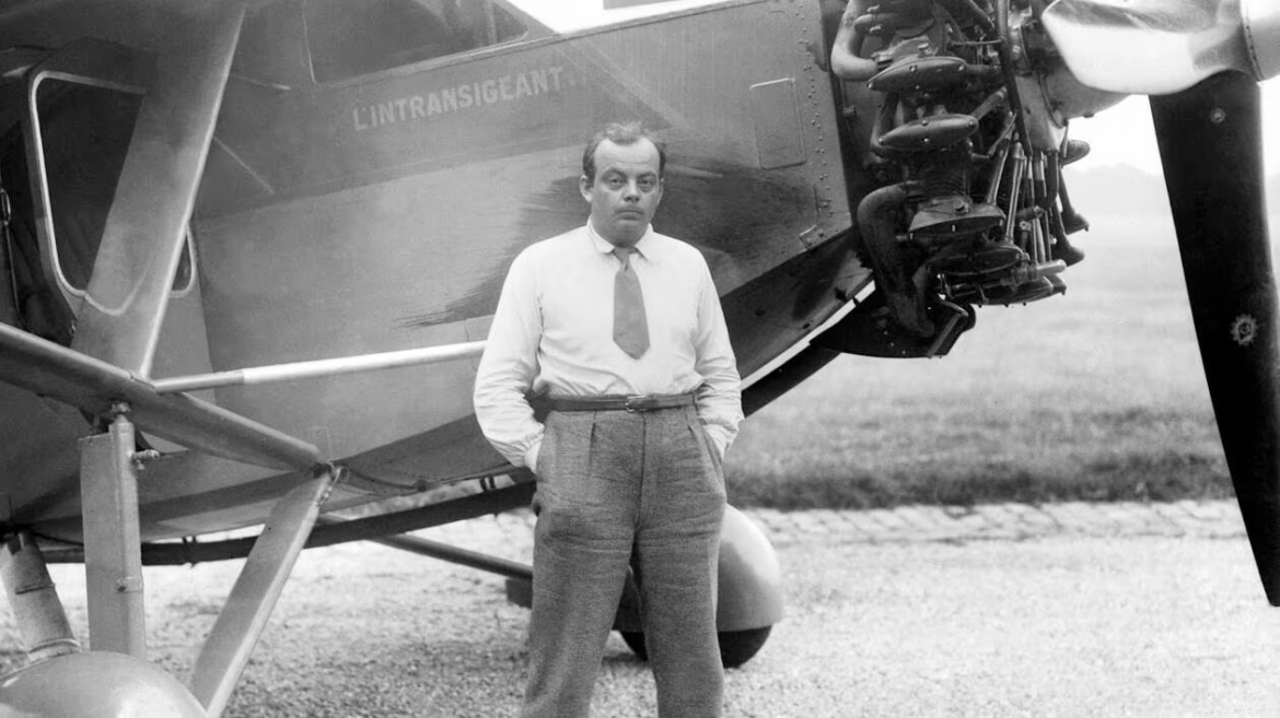 Antoine de Saint-Exupéry devant son avion, «L'intransigeant» (non-daté). © DR