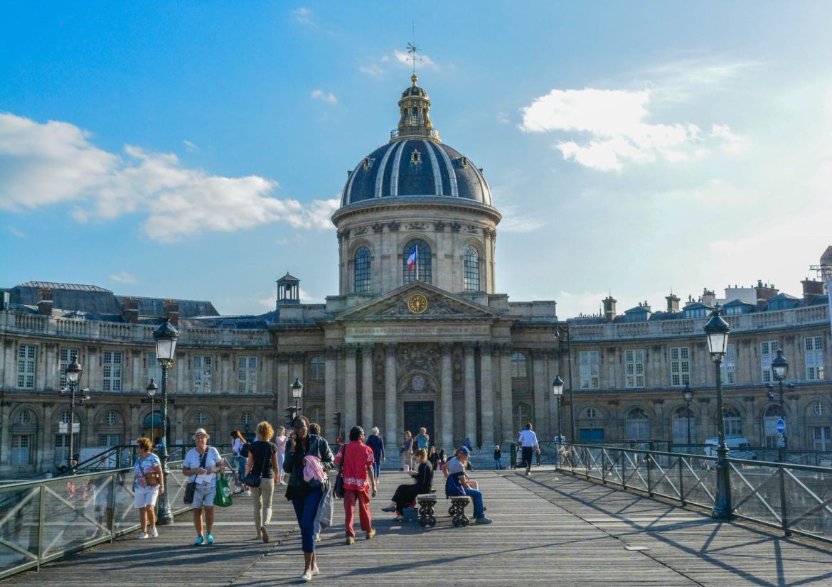 L’Académie française lutte contre l’anglicisation sans bornes de la langue de Molière. © Wikimedia CC BY-SA 2.0