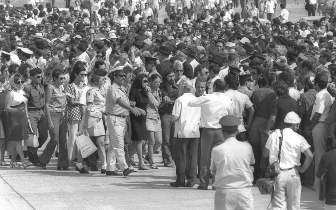 Familles des victimes israéliennes arrivant à l’aéroport de Lod pour la cérémonie de remise des corps, le 7 septembre 1972 © Wikimedia CC BY-SA 3.0