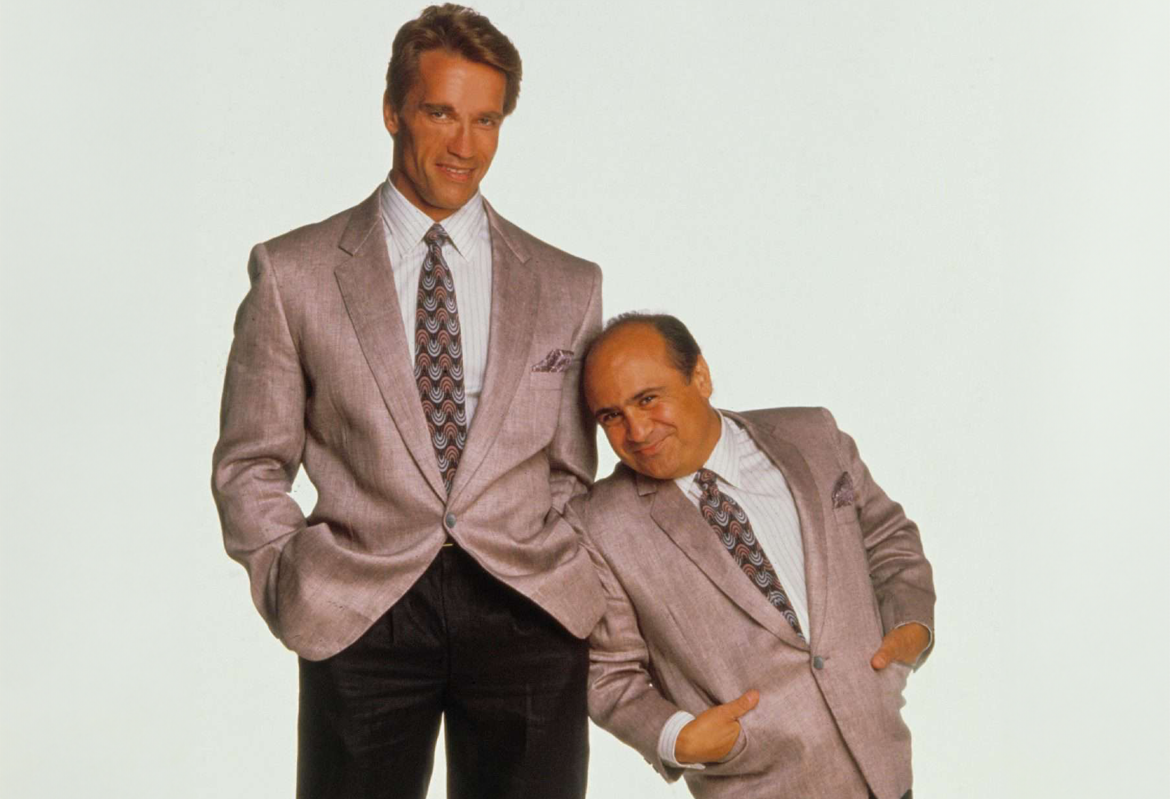 Les acteurs Arnold Schwarzenneger (1,88 m) et Danny DeVito (1,47 m) pour le film Twins (1988). Photo_ Everett pour people.com