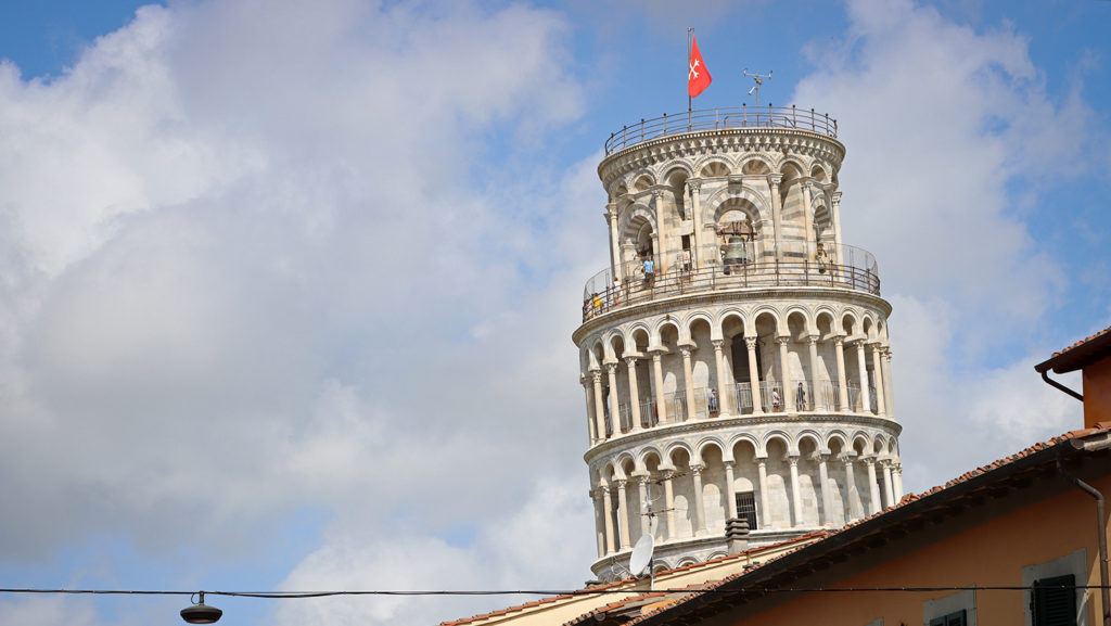 Oui, elle penche. Et?