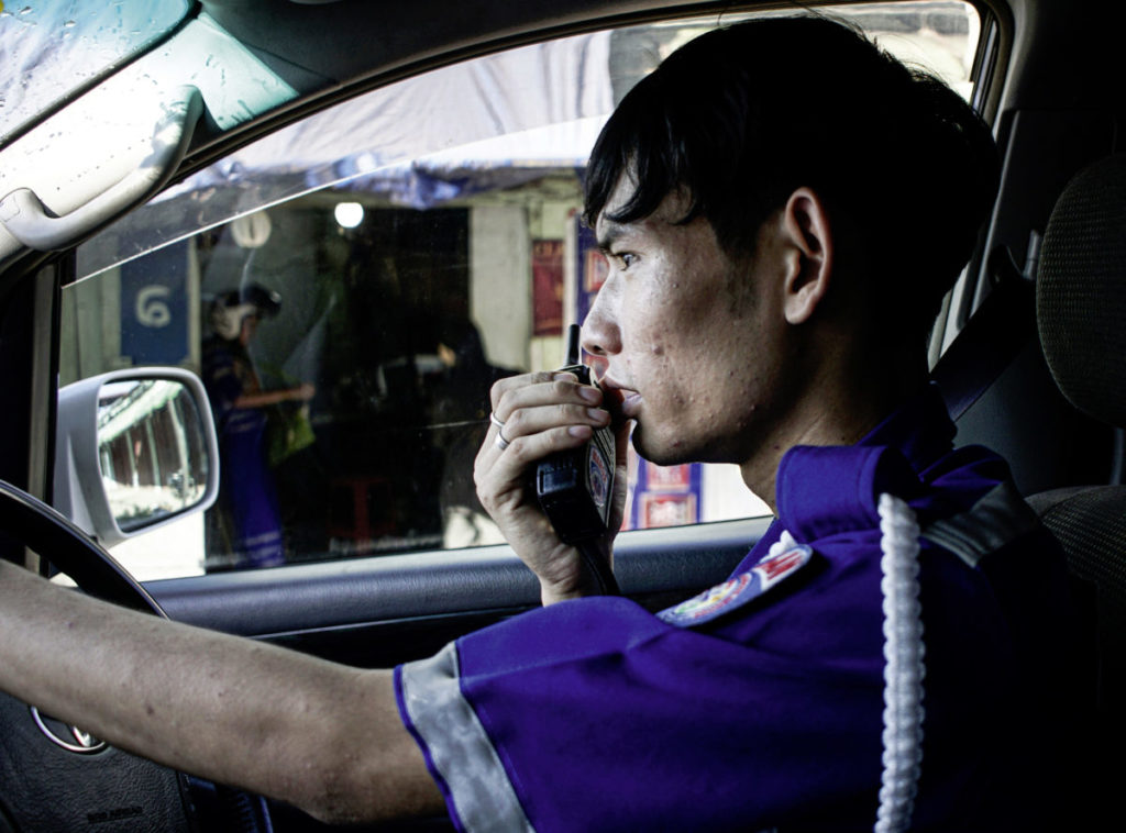 Le bénévole Thu Saw Oo conduit l'ambulance de la Marga Society au Myanmar, photographié par Eva Hirschi.