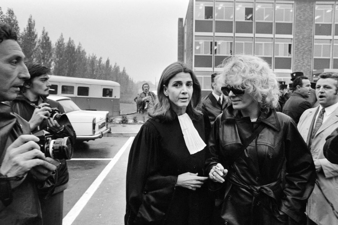 L’avocate Gisèle Halimi, en compagnie de l’actrice Delphine Seyrig, 11 octobre 1972 à Bobigny, lors du procès de Marie-Claire Chevalier, poursuivie pour avoir avorté. Photo: Michel Clément (via AFP) L'avocate Gisèle Halimi, en compagnie de l'actrice Delphine Seyrig, 11 octobre 1972 à Bobigny, lors du procès de Marie-Claire Chevalier, poursuivie pour avoir avorté. Photo: Michel Clément (via AFP)