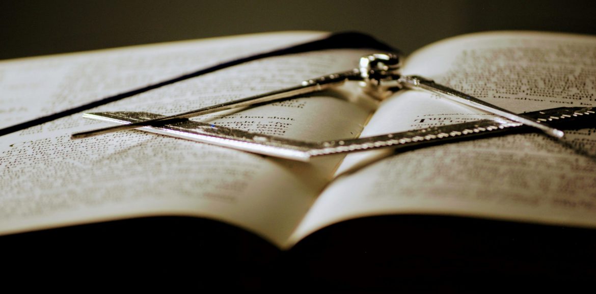 Certaines loges maçonniques ou sociétés d’étudiants notamment n’acceptent qu’un seul sexe parmi leurs adhérents, une possibilité assurée par la liberté d’association. Photo: Jim Robinson (via Unsplash)