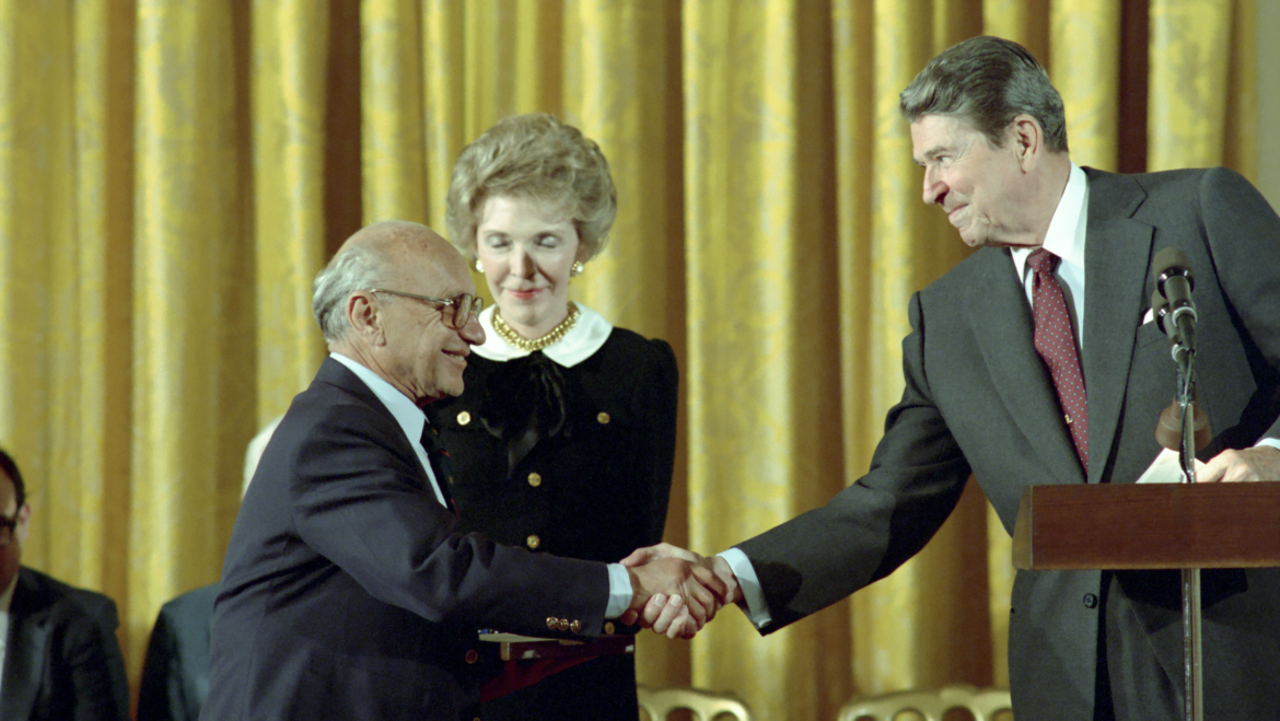 Milton Friedman (à gauche) reçoit la Médaille présidentielle de la Liberté des mains de Ronald Reagan, quarantième président des Etats-Unis, à la Maison-Blanche, en 1988. Photo_ National Public Radio (NPR)