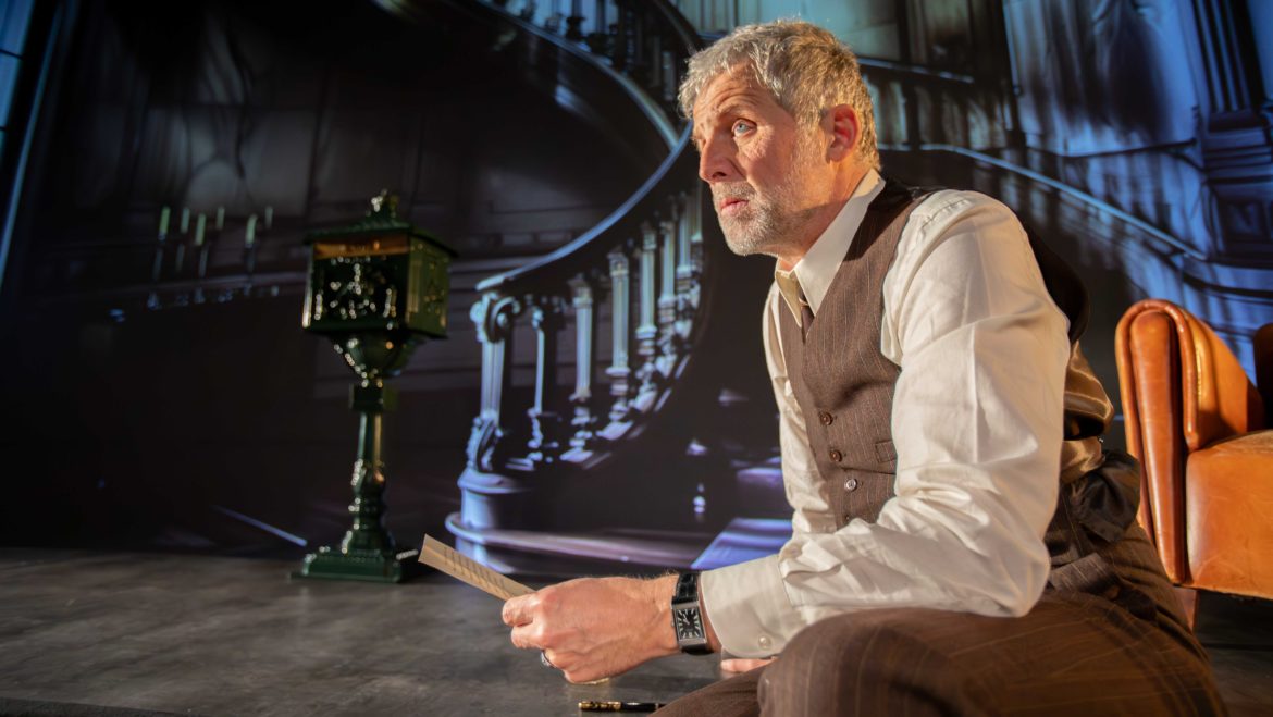 Stéphane Guillon campe Martin Schulse dans «Inconnu à cette adresse». Photo: Pascal Ito theatre antoine inconnu à cette adresse