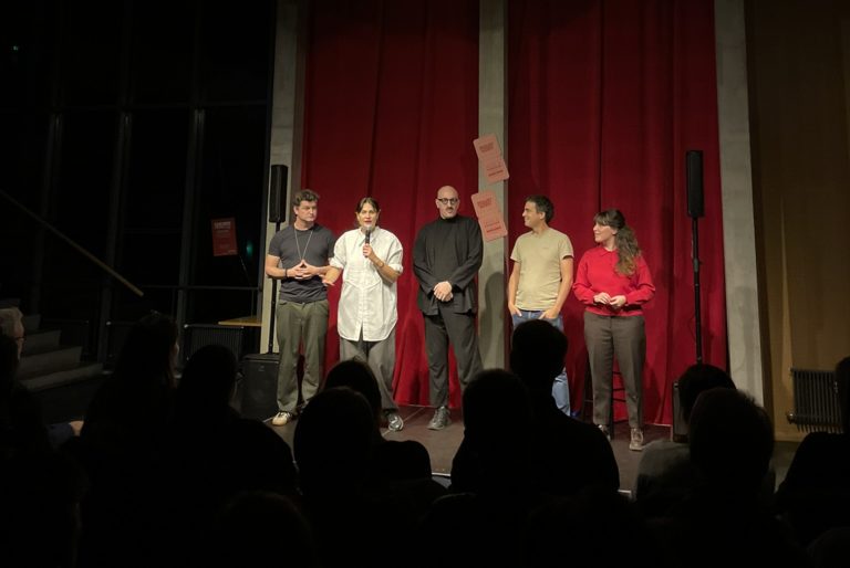 Am Dienstag Übergang zum freien Lachen